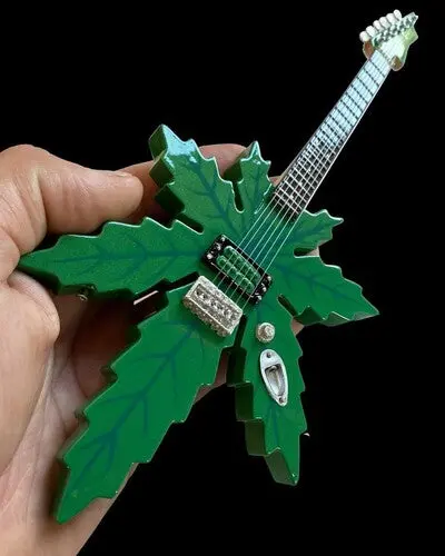 Axe Heaven Sweet Leaf Guitars Mary Jane Mini Guitar Replica Tc-420 1